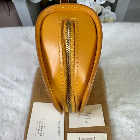 Like 🆕 Louis Vuitton Pouch Dauphine PM Epi Leather in Yellow - Preloved - Picture 3 of 16